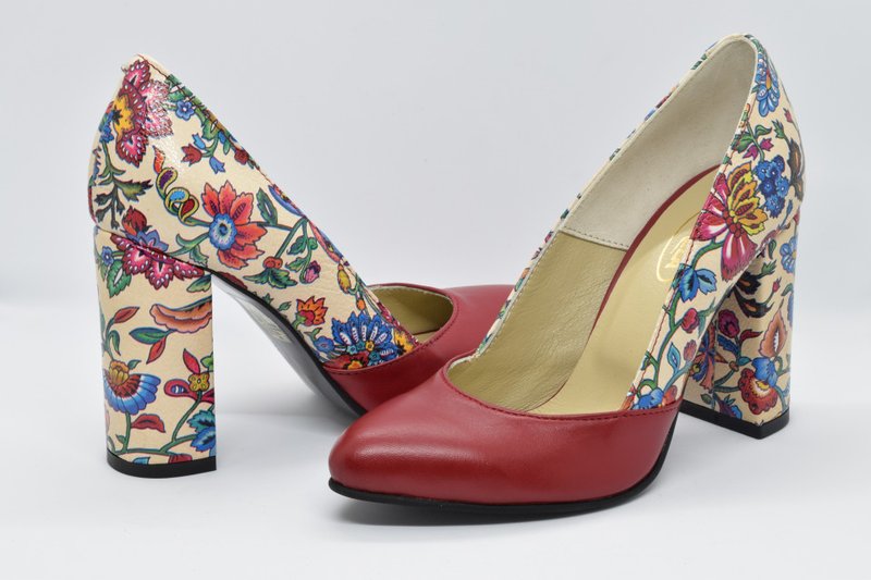 Pantofi rosii cu model floral