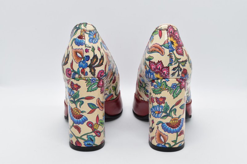 Pantofi rosii cu model floral